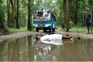 Public worker protesting  കുട്ടമ്പുഴ-പിണവൂർകുടി റോഡ്  ബാബു പത്മനാഭൻ  protesting against road issue