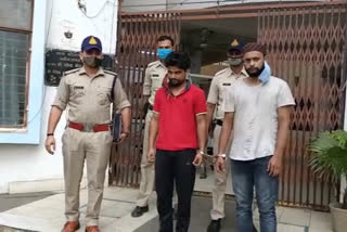 Bhopal Police arrested two accused from Delhi, cheating them by discounting them