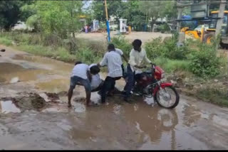 vehicles-stuck-in-the-middle-of-a-muddy-road