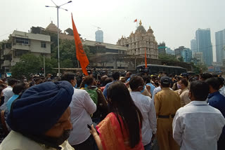 social distancing rules broke by protester in siddhivinayak temple