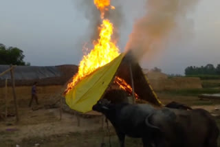 जमीन विवाद के चलते झोपड़ी में लगाई आग.