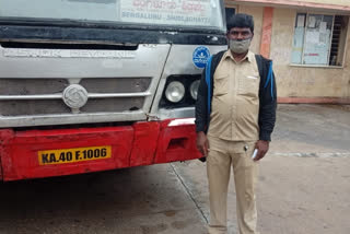 ksrtc conducter returnes passenger purse in chikkaballapura