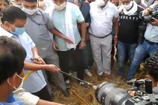 Kejriwal sprayed de composer in Hiranki village to make manure from parali