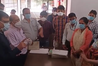 corona victim's family misbehave with doctors in amroha uttar pradesh