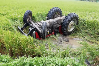 ట్రాక్టర్​ బోల్తాపడి వ్యక్తి మృతి