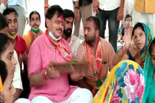 BJP candidate Pradyuman Singh Tomar sang bhajan