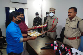 gold jewelry headed over to the gold merchants at tadipatri in Anantapur district