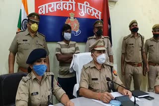 पुलिस की गिरफ्त में अभियुक्त.