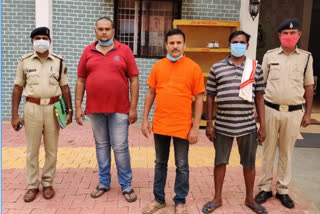 police arrested three accused for liquor case in durg