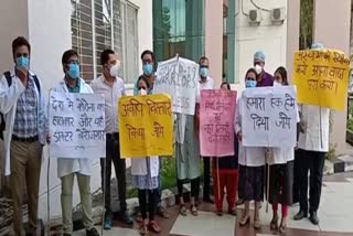 Dental Institute tutors at RIMS protest demanding demonstration