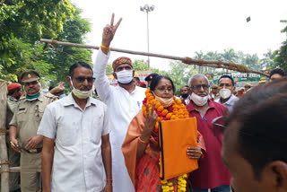 कांग्रेस प्रत्याशी आरती बाजपेयी ने अपना दाखिल किया नामांकन.