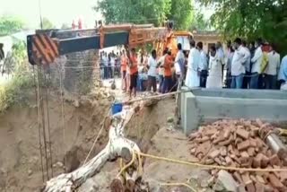 कुएं में दबा मजदूर, Worker buried in well, sirohi news