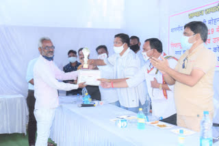 MLA Mohan Markam honored municipality workers