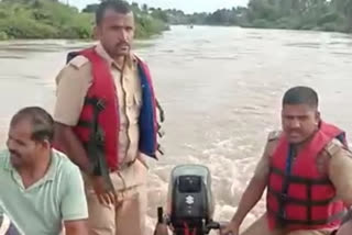 ಬೋಟ್ ಮೂಲಕ ಪೊಲೀಸರು ಪತ್ತೆ ಕಾರ್ಯಚರಣೆ