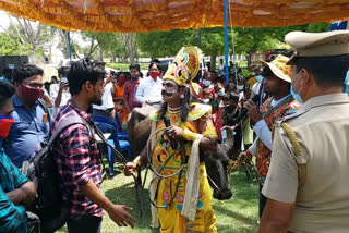 எமதர்மன் வேடத்தில் காவல்துறை விழிப்புணர்வு