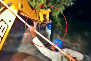 citizens rescue municipality employee, citizens rescue municipality employee by JCB in pune, heavy rain in Maharashtra,  Maharashtra heavy rain, Maharashtra heavy rain news, Maharashtra heavy rain latest news, ಜಿಸಿಬಿ ಮೂಲಕ ಪುರಸಭೆ ನೌಕರರನ ರಕ್ಷಣೆ, ಪುಣೆಯಲ್ಲಿ ಜಿಸಿಬಿ ಮೂಲಕ ಪುರಸಭೆ ನೌಕರರನ ರಕ್ಷಣೆ, ಮಹಾರಾಷ್ಟ್ರದಲ್ಲಿ ಭಾರೀ ಮಳೆ, ಮಹಾರಾಷ್ಟ್ರ ಮಳೆ, ಮಹಾರಾಷ್ಟ್ರ ಮಳೆ ಸುದ್ದಿ,