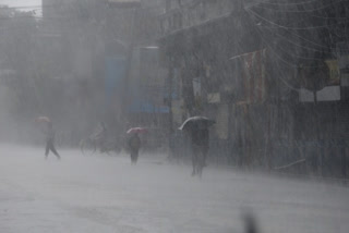 Mumbai rains  IMD RED ALERT FOR MUMBAI  HEAVY RAINS IN MUMBAI  മുംബൈയില്‍ റെഡ് അലര്‍ട്ട്  മഹാരാഷ്ട്രയില്‍ കനത്ത മഴ  മഹാരാഷ്ട്ര  കനത്ത മഴ  റെഡ് അലര്‍ട്ട്  മഴ  മുംബൈ മഴ