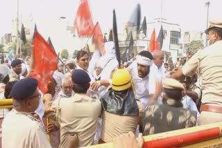 farmer Protest outside the house of MP Brijendra Singh in hisar