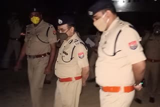 मौके पर पुलिस अधिकारी