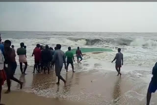 fishing boat collapsed  alappuzha  arthunkal  വള്ളം തകർന്നു  ആലപ്പുഴ  അർത്തുങ്കൽ