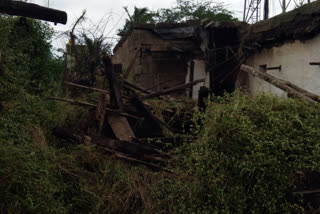 House collapsed in Annigeri due to continuous rain