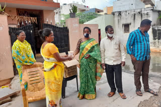 వరదలో చిక్కుకున్న వారికి ఆహారం పంపిణీ