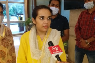 sharad yadav daughter subhashini yadav to contest from bihariganj, आजीवन कांग्रेस के खिलाफ रहने वाले शरद की बेटी को मिला "हाथ का साथ"