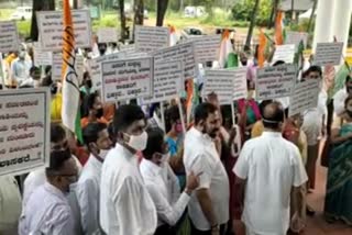 congress-protests-against-kapu-municipality-for-tax
