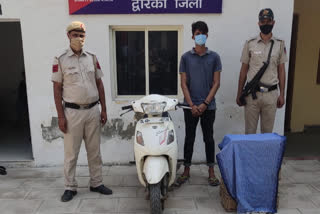 chhawla police arrested a liquor smuggler
