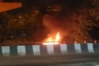 Road side fire near Geeta Colony SDM Office in East Delhi