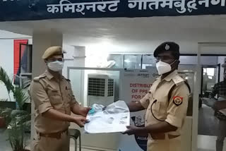 dcp distributed security kit to policemen over corona in gb nagar