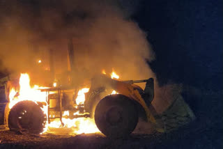 Naxalites set fire to vehicles in Chatra