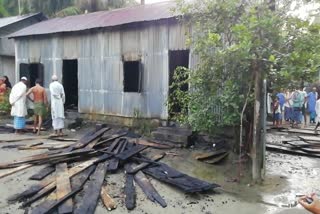 অগ্নিকাণ্ডৰ কৱলত সাংবাদিক মফিদুল ইছলামৰ বাসগৃহ