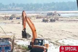 Machines working in sand mines