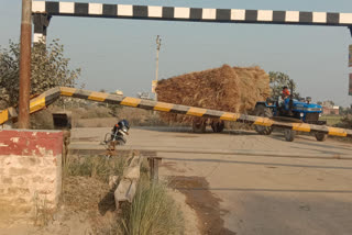 cantor driver broke the gate of agwanpur railway gate in sonipat