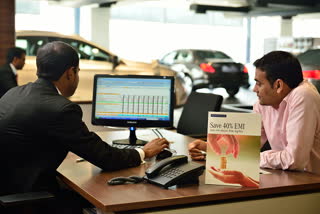 Car makers roll out discounts to lure buyers; check all offers