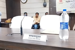 आजमगढ़ में शिक्षकों को नियुक्ति पत्र देने नहीं आए राज्यमंत्री सुरेश राणा व कमिश्नर