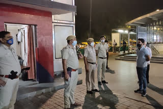 delhi police awaring people for corona and for crime at ina market in delhi