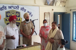 Police honors martyrs' families at Khalsa School