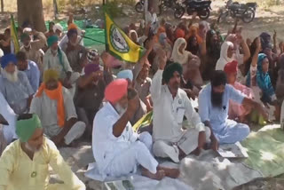 Farmers stage dharna over paddy moisture issue in Lehragaag