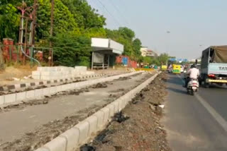 construction work of cycle track from moolchand to ashram is started in delhi