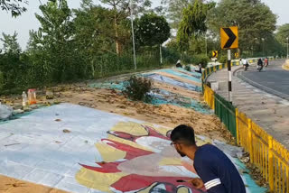 Rampur: People are being awakened by preparing paintings