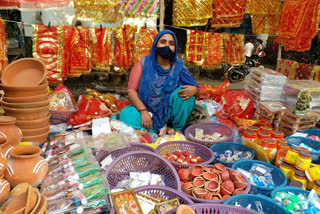 Shops adorned for Navratri but less reaching customers in delhi