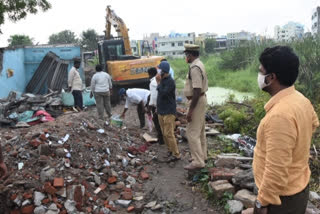 ఆక్రమణల తొలగింపు పనులు చేపట్టిన అధికారులు