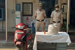 Kalindi Kunj police Caught minor on charges of smuggling liquor