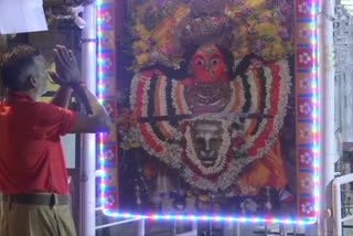 Prayers being offered at Jhandewalan Temple in Delhi on the first day of #Navratri, today.