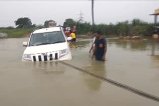 car-trapped-in-flood