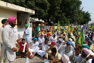 Farmers besiege Mansa DC's residence to bring justice to Mata Tej Kaur's family