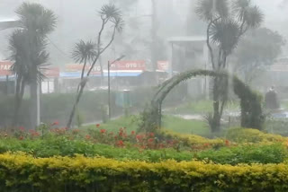 Tourists disappointed by sudden rains in Kodaikanal!