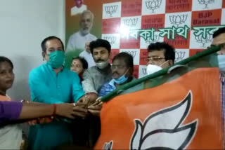 ex_tmc_councillor_joins_bjp_alongwith_party_workers_in_madhyamgram